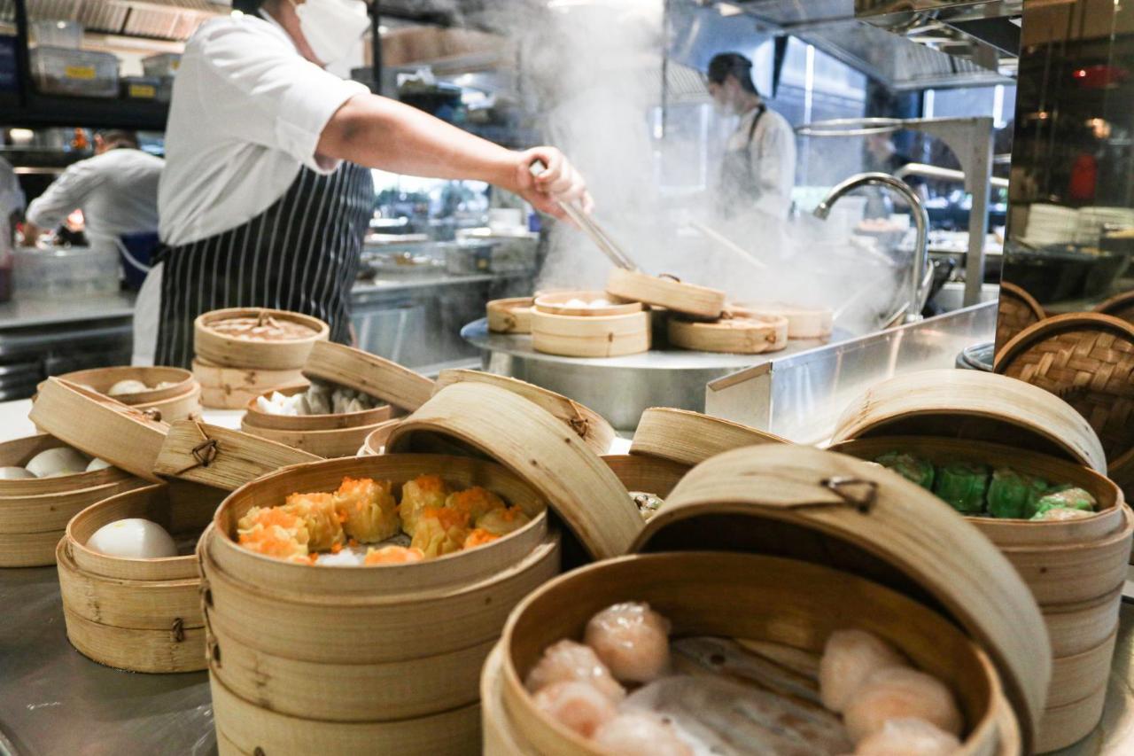 Chatrium Grand 曼谷 外观 照片 Dim sum being prepared in a restaurant