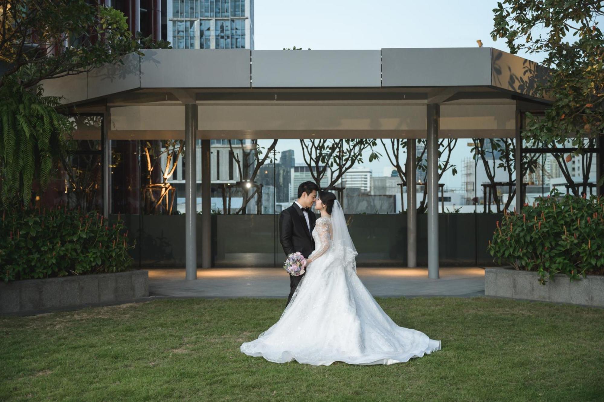Chatrium Grand 曼谷 外观 照片 A Thai couple in wedding attire