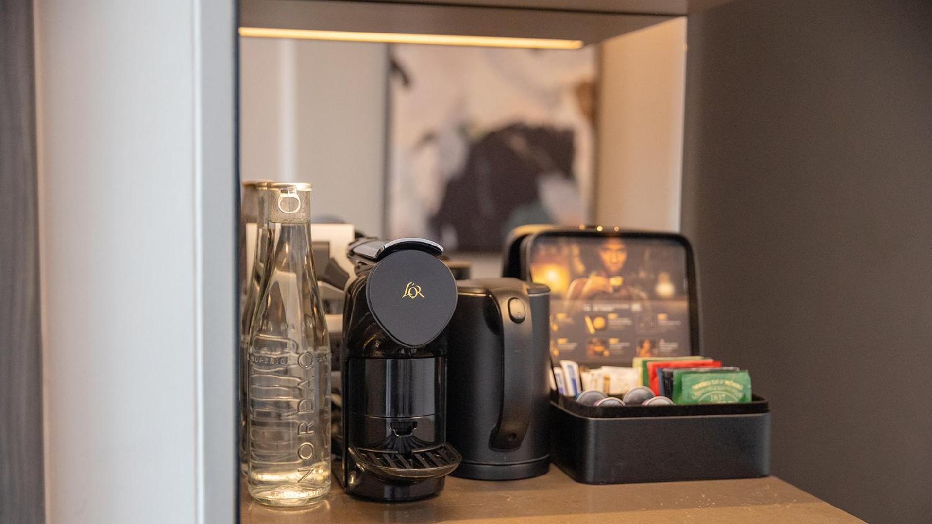 Chatrium Grand 曼谷 外观 照片 A Nespresso coffee machine in a hotel room