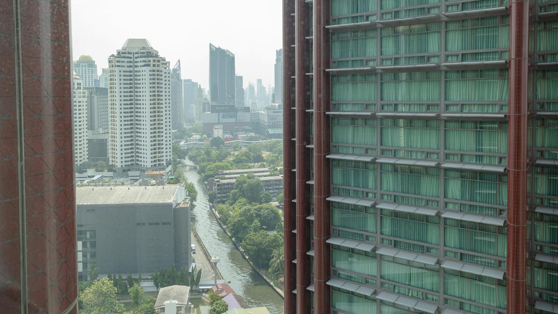 Chatrium Grand 曼谷 外观 照片 View of the station from the nearby condominium
